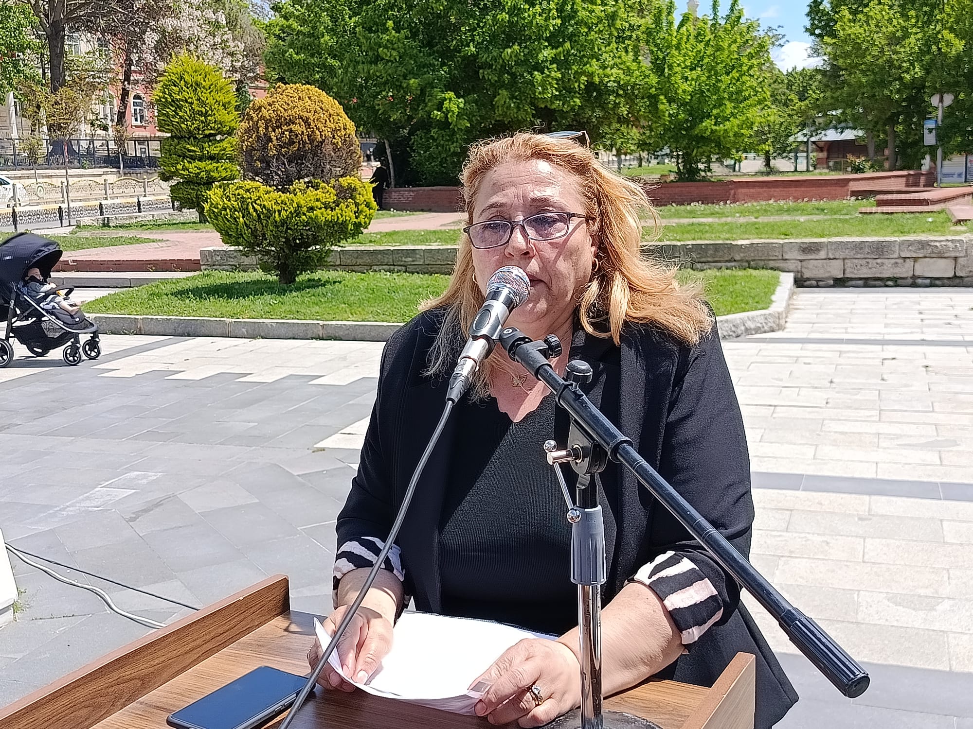 Edirne’de Anneler Günü, Edirne Kadın Dayanışması ve Edirne Belediyesi’nin iş birliğiyle düzenlenen duygu dolu bir programla kutlandı. Kentin kadınları, ulu önder Mustafa Kemal Atatürk’ün annesi Zübeyde Hanım’ın büstü önünde bir araya gelerek dayanışma mesajları verdi.